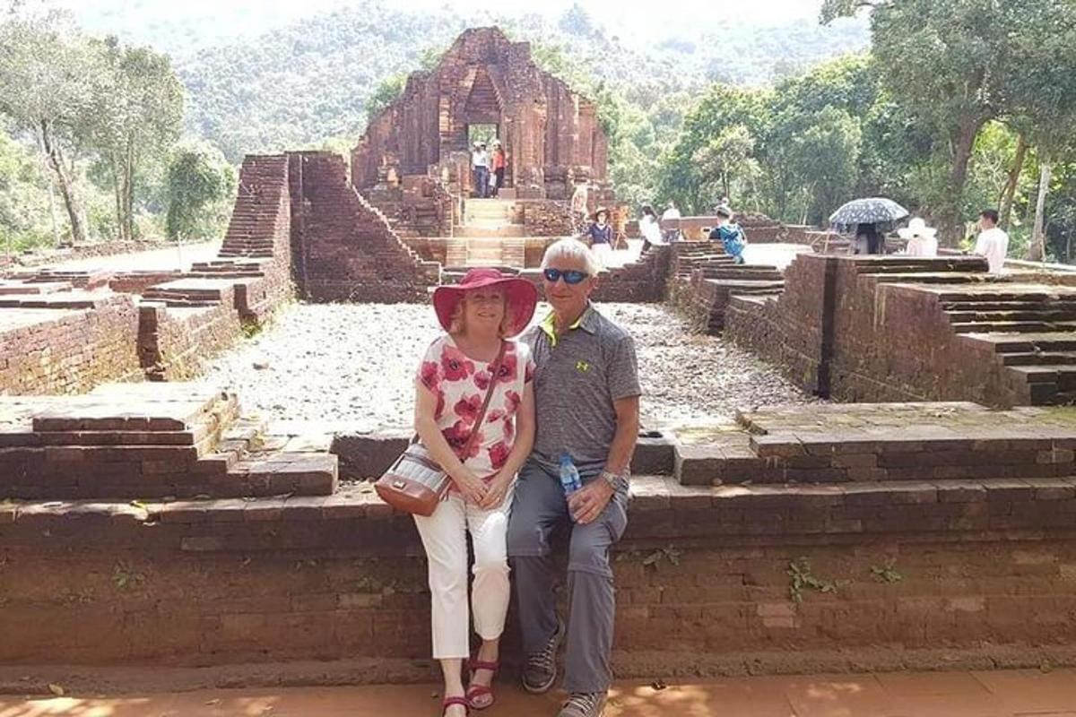 un uomo e una donna in piedi davanti a un tempio