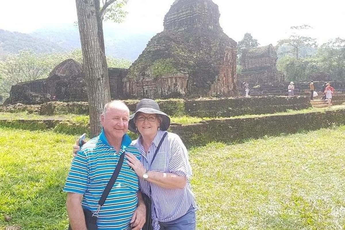 un home i una dona grans dempeus davant d'un temple