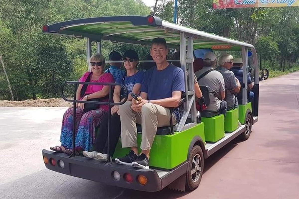 un grup de persones que viatgen en un tren verd