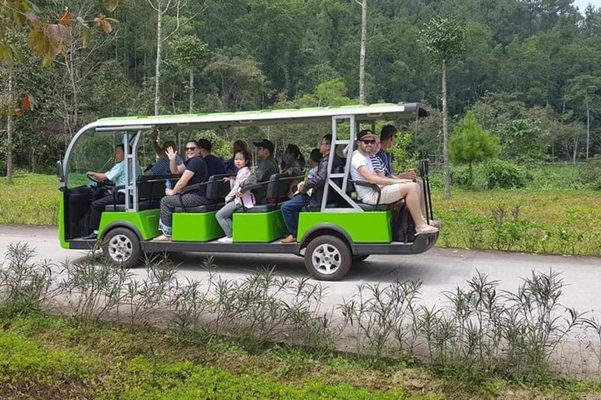 un grup de persones que viatgen en un tren verd