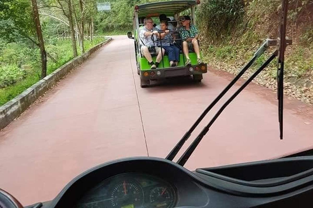 un grup de persones que viatgen en un tramvia per un carrer