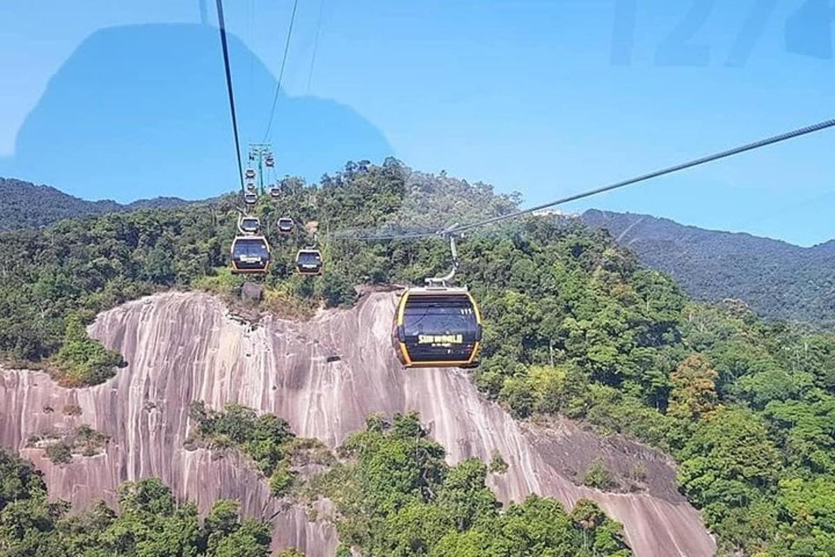 um grupo de gôndolas voando sobre uma montanha