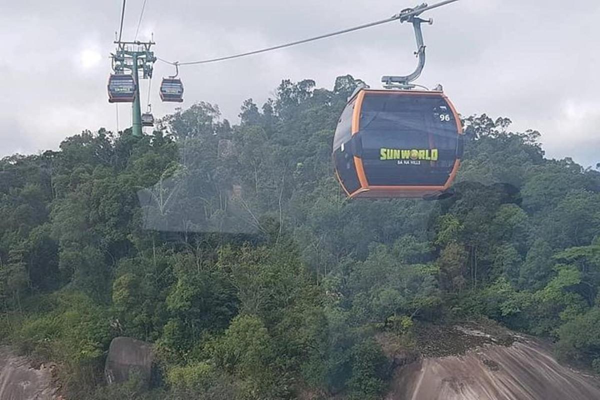 una gondola che vola sopra una collina con alberi