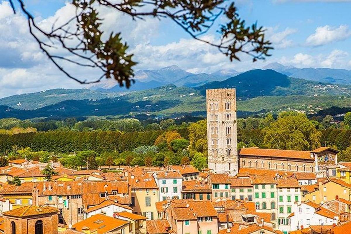 una vista di una città con una torre dell'orologio