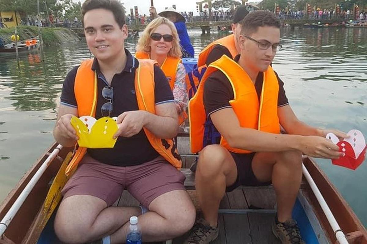 un gruppo di persone su una barca sull'acqua