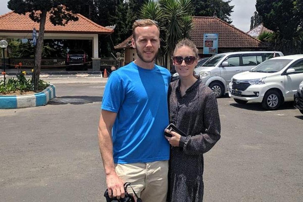 egy férfi és egy nő áll egy parkolóban