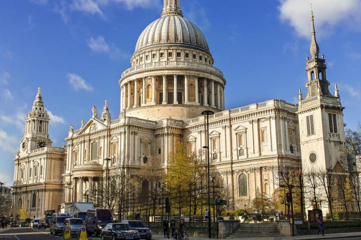 un grande edificio con una cupola in cima