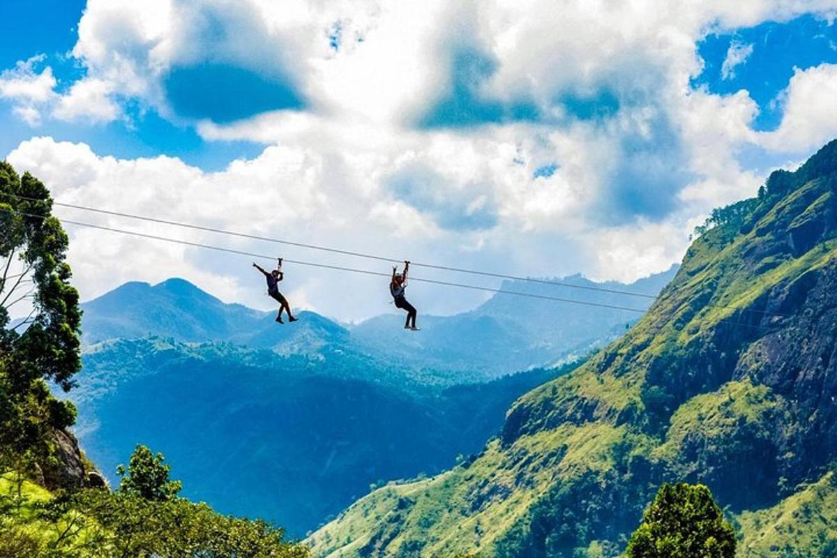 hai người trên đường trượt zipline ở vùng núi