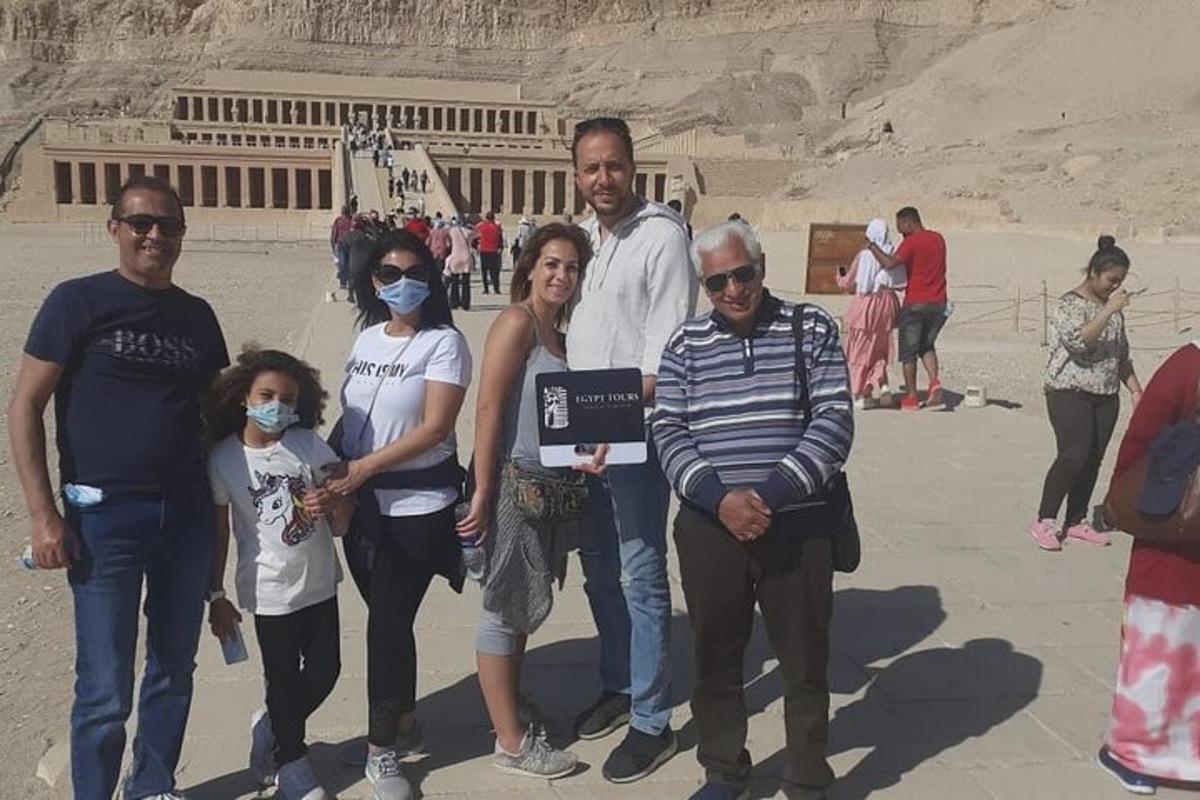 Un grupo de personas de pie frente a un edificio.