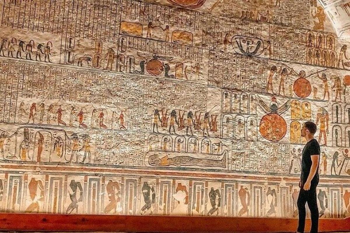 seorang lelaki berdiri di hadapan dinding dengan mural