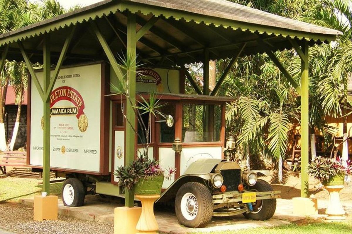 vana veoauto on pargitud paviljoni alla