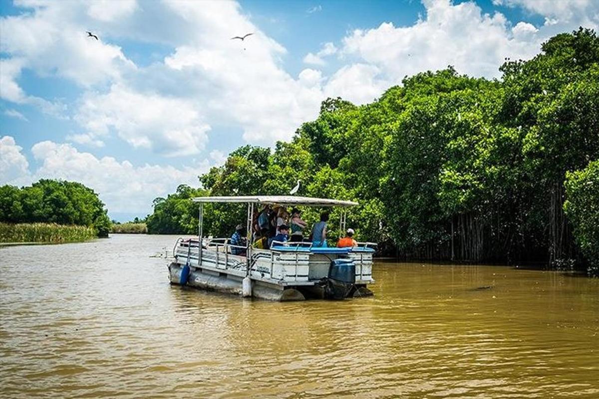 um barco na água de um rio