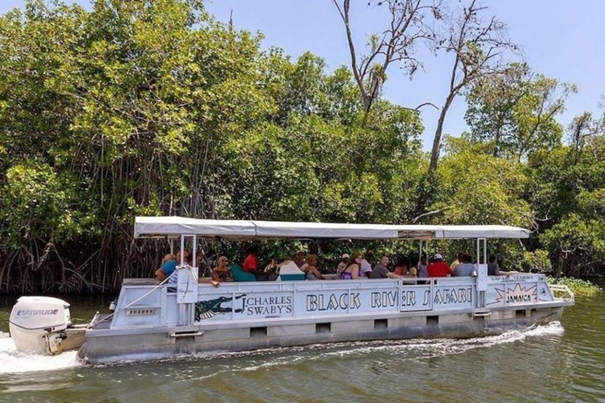 um grupo de pessoas andando de barco na água