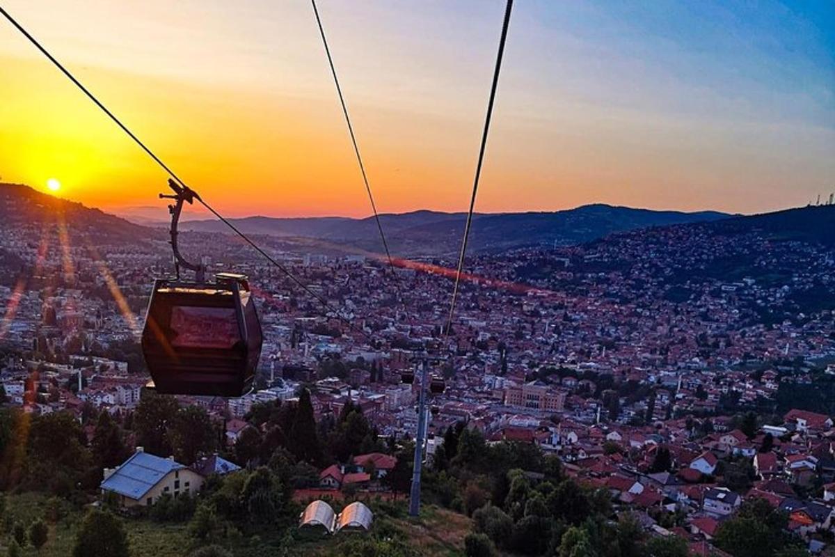 una persona che vola in gondola sopra una città al tramonto