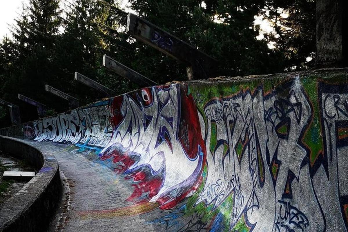 un muro coperto di graffiti in uno skate park