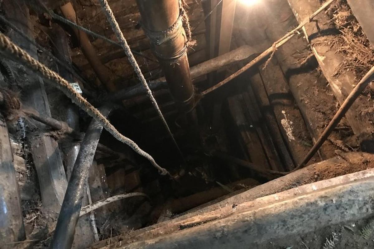 stari tavan sa zahrđalim cijevima u zgradi