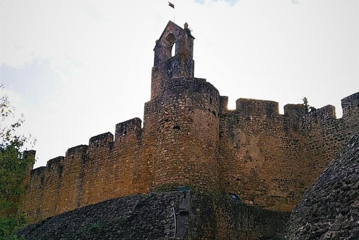 un castel vechi cu un turn cu ceas deasupra