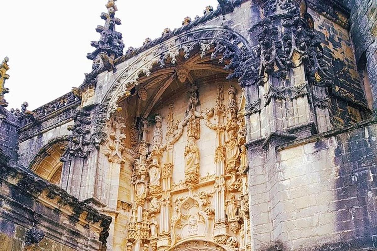 o clădire ornamentată cu un arc mare deasupra ei