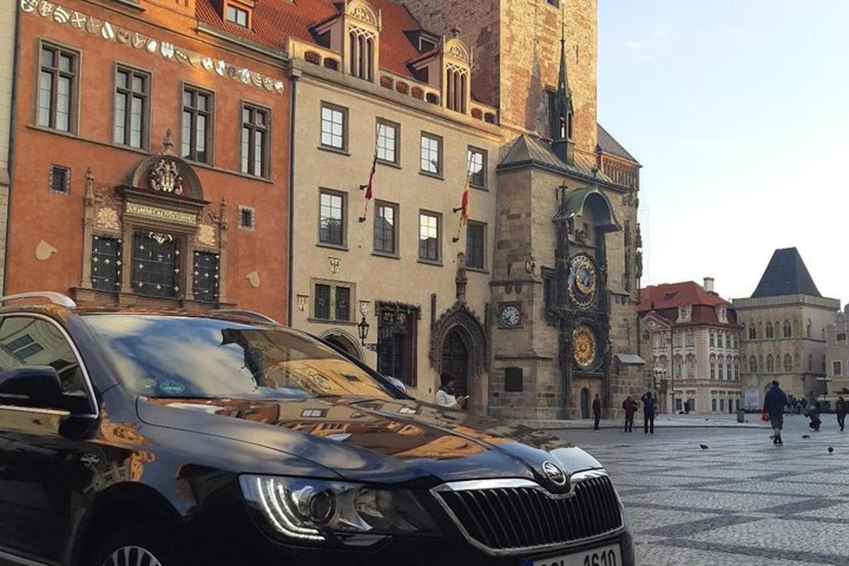luxusné auto zaparkované pred budovou