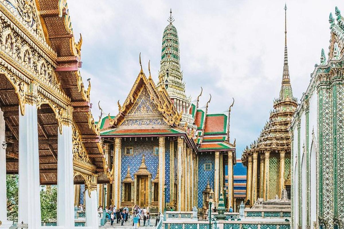 una vista di un edificio con una pagoda