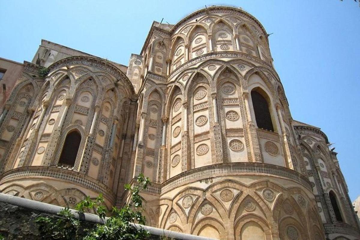 كنيسة كبيرة ذات برج طويل وسماء زرقاء