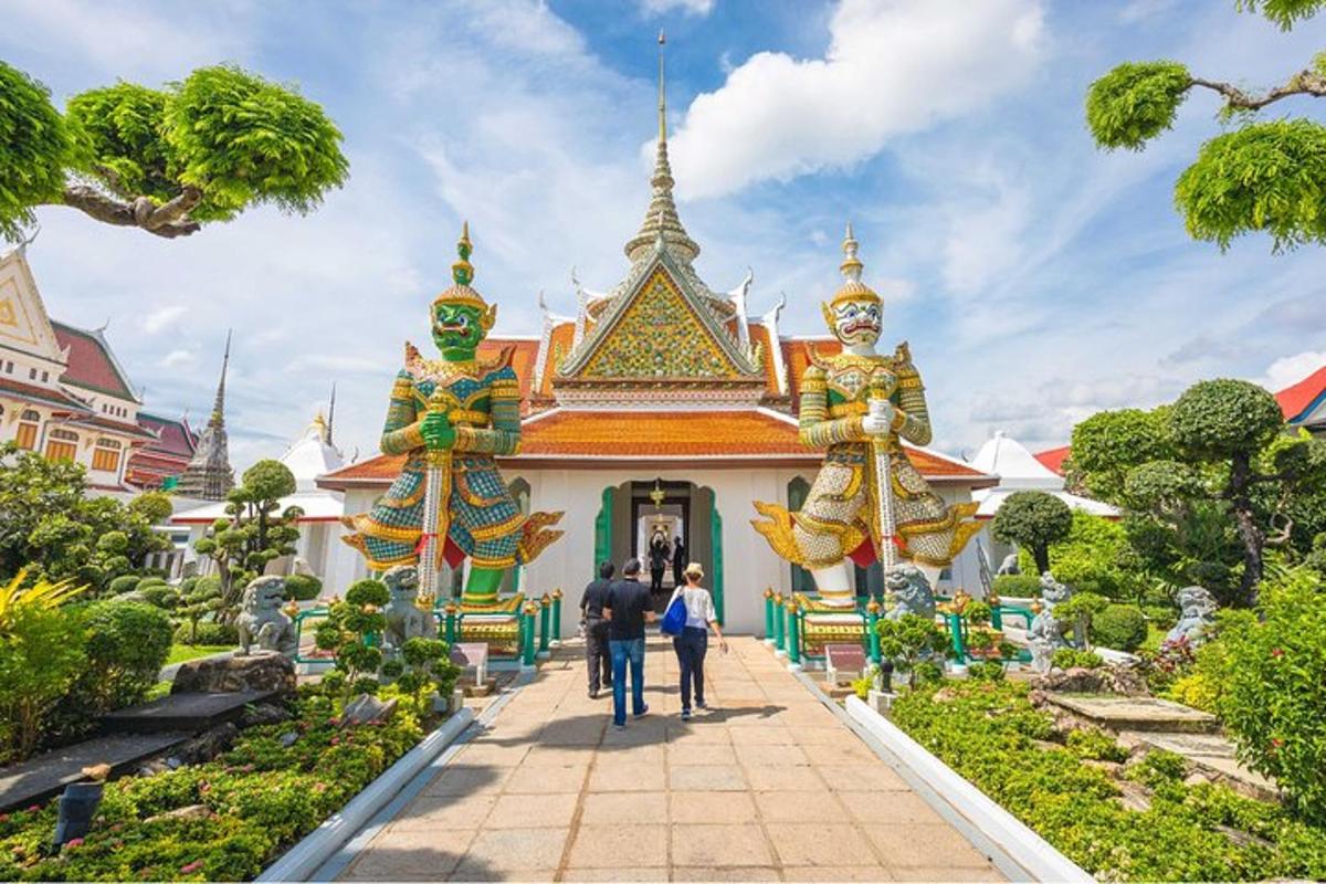 un grup de persones caminant davant d'un temple