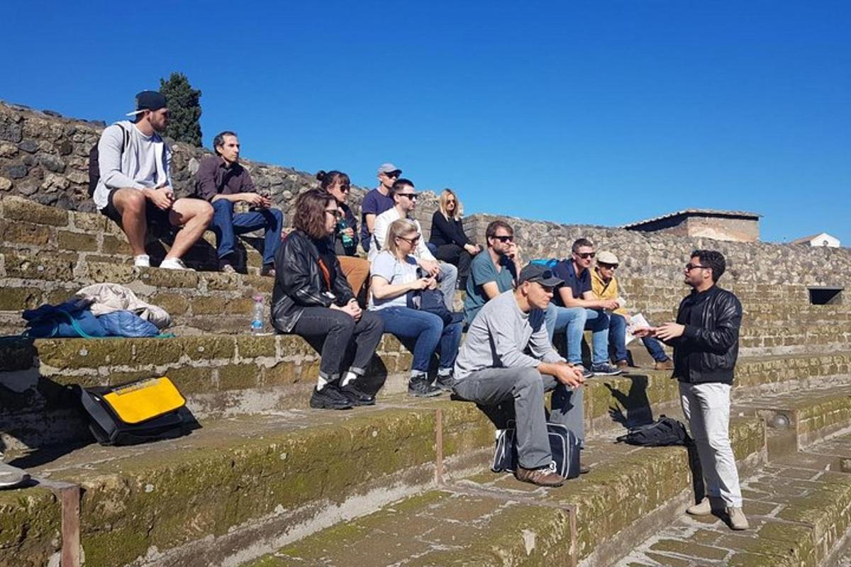 grupp inimesi istub trepil