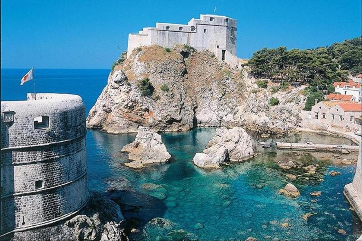 un castillo en la cima de una montaña con agua