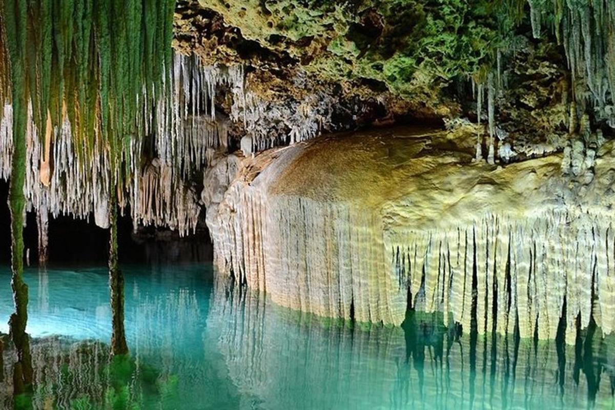 una grotta piena d'acqua con ghiaccioli appesi