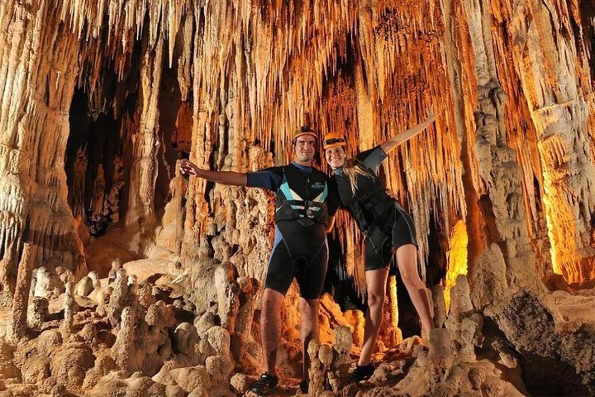 un uomo e una donna in piedi in una grotta