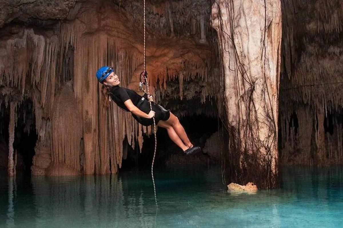 un uomo è appeso a una corda nell'acqua