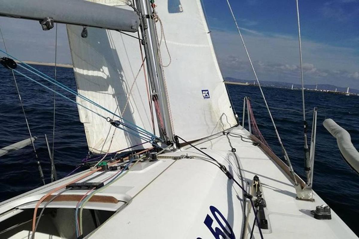 bílá plachetnice v oceánu na vodě