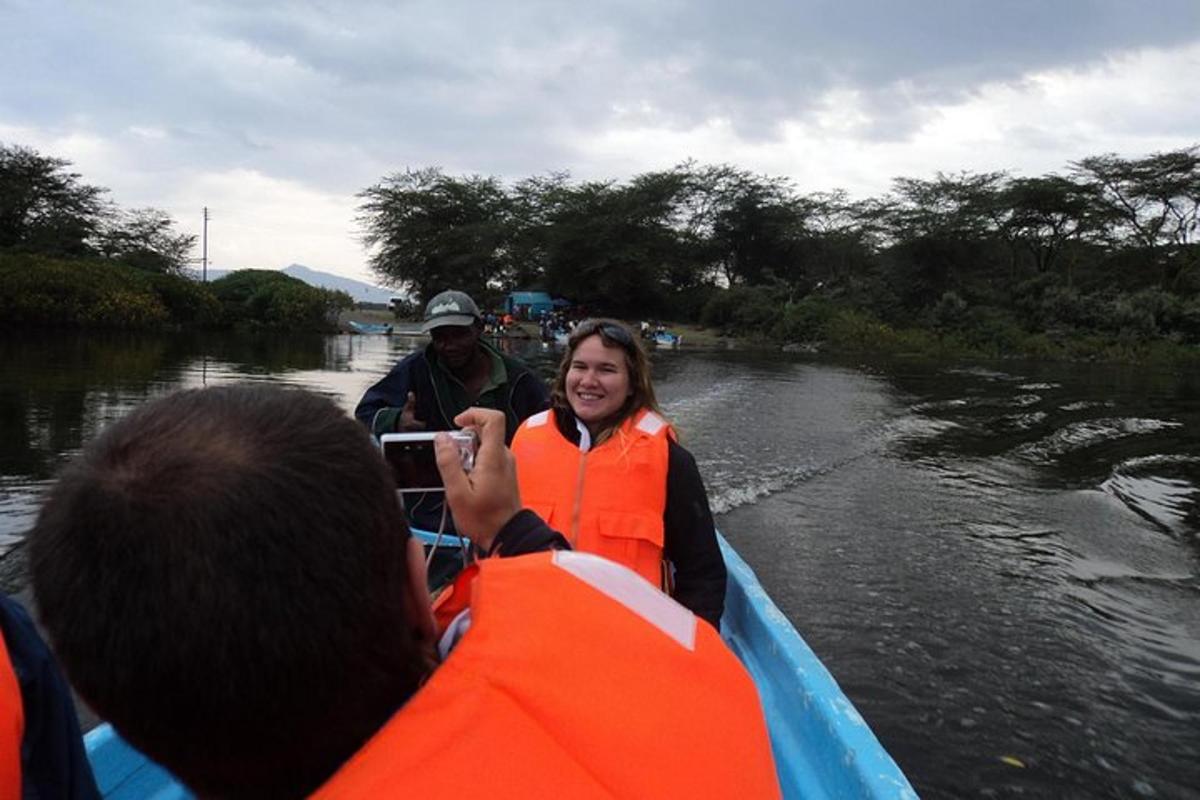 uma pessoa tirando uma foto de uma mulher em um barco