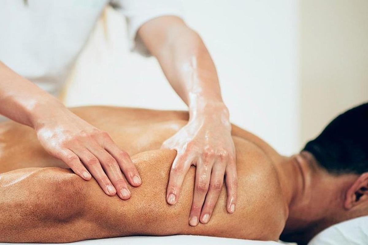 muž dostává masáž od terapeuta