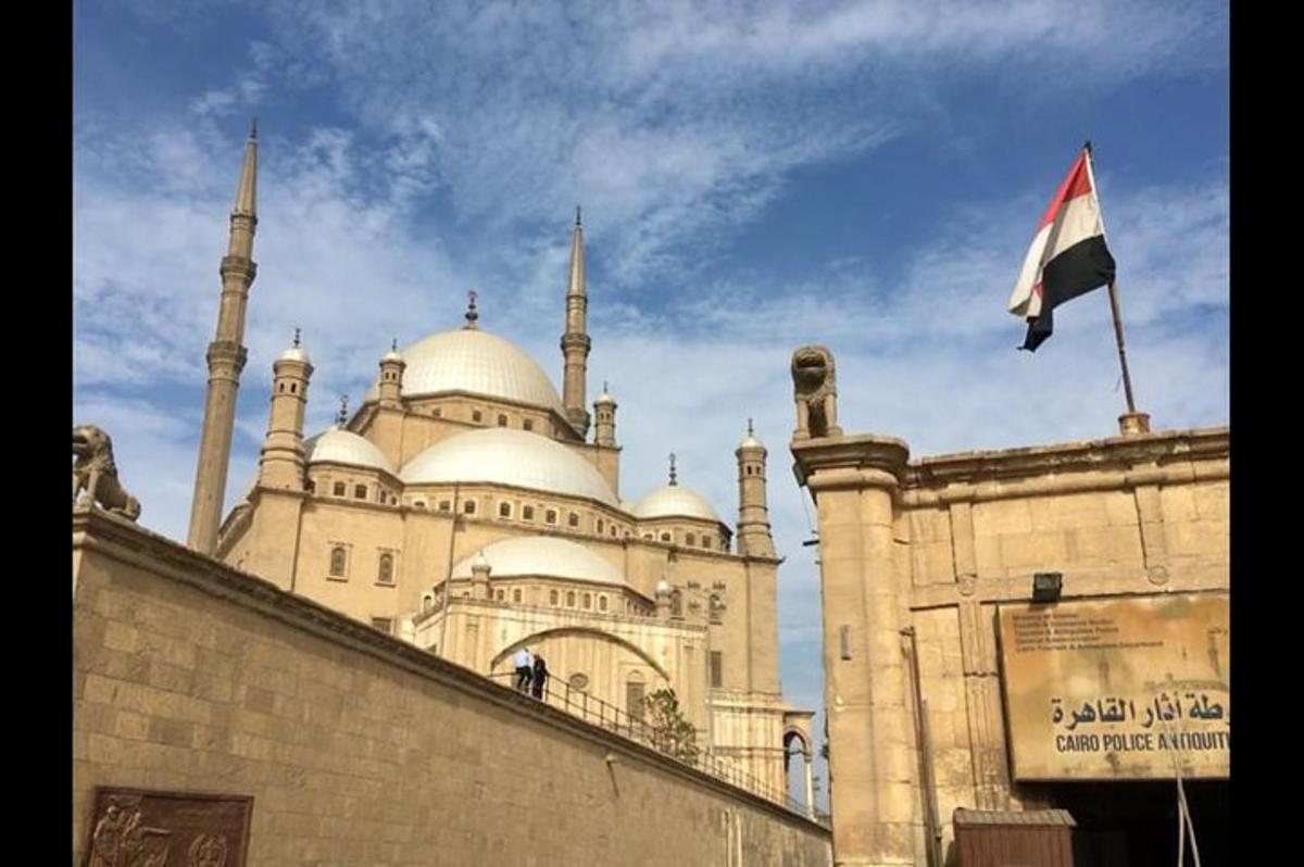 علم يرفرف أمام مبنى يحمل علمًا
