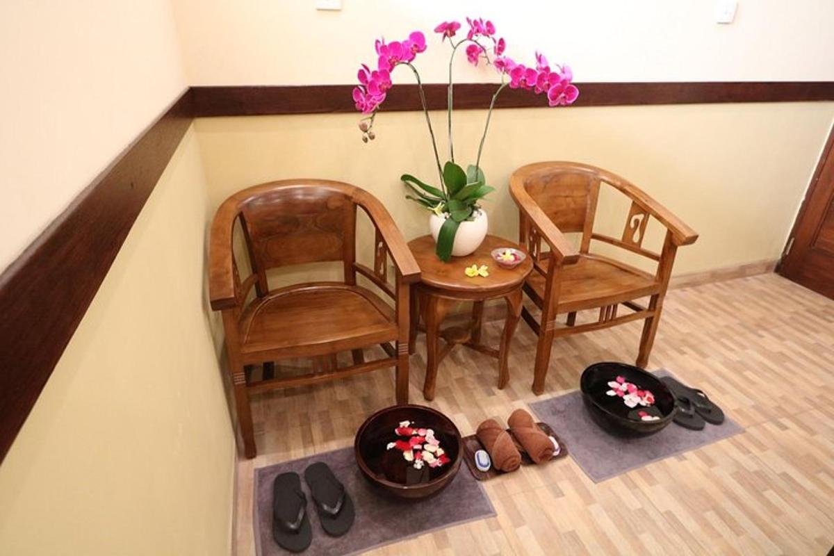 una habitació amb una taula i dues cadires i flors