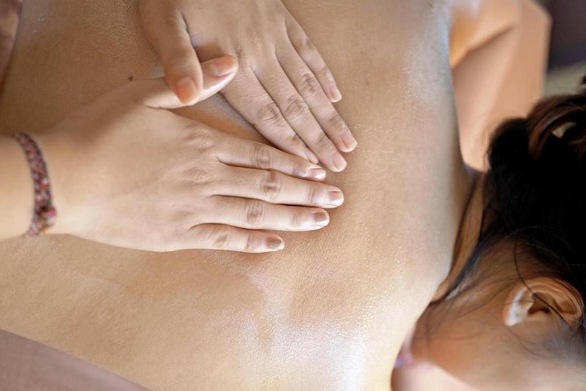 una donna con le mani sulla schiena