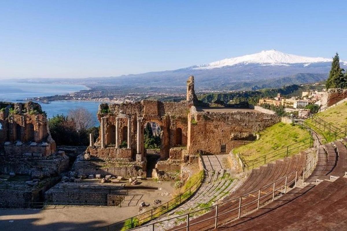 un antico anfiteatro con una montagna sullo sfondo