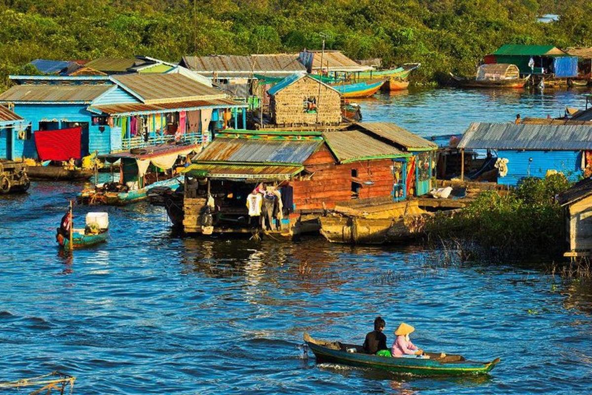 um grupo de pessoas em um barco em um rio