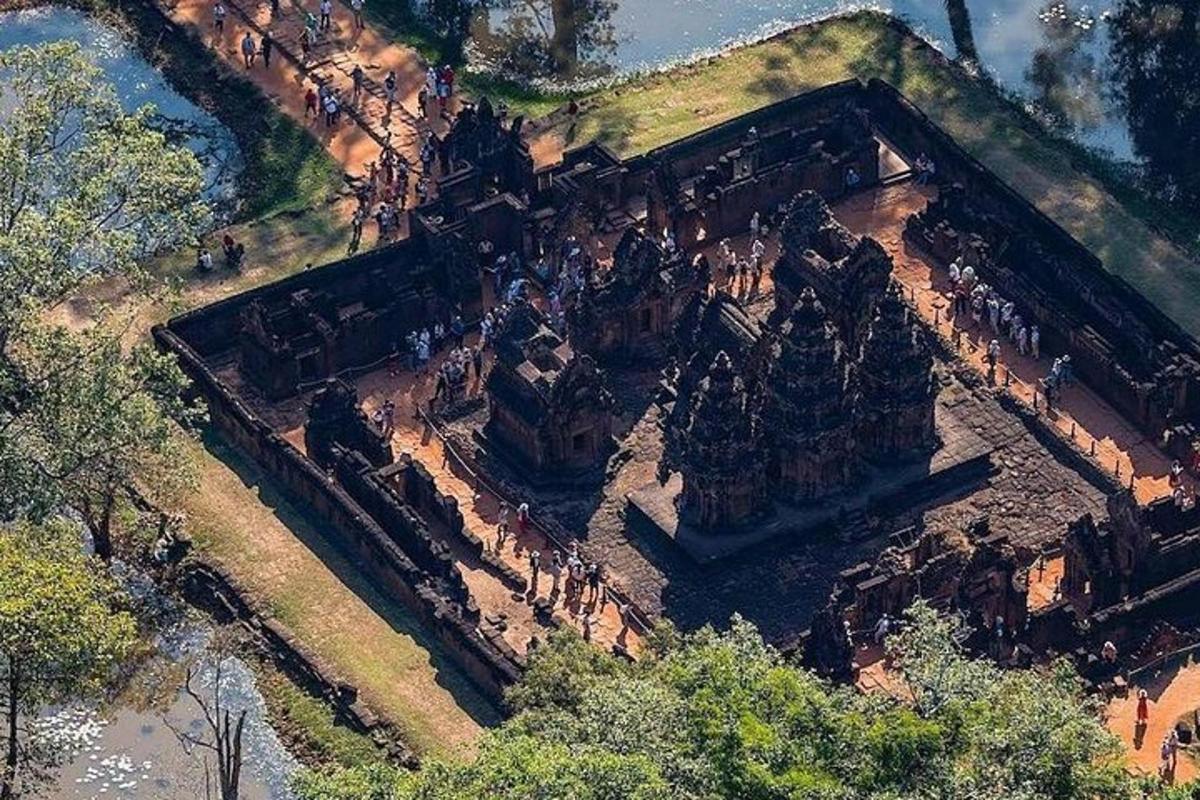 una vista aerea di una grande formazione rocciosa