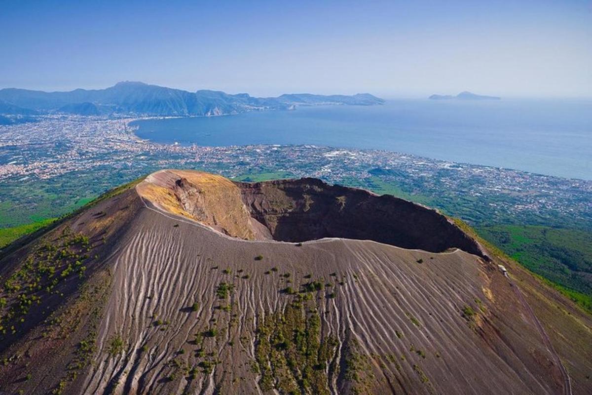 una vista aerea di una montagna vicino all'oceano