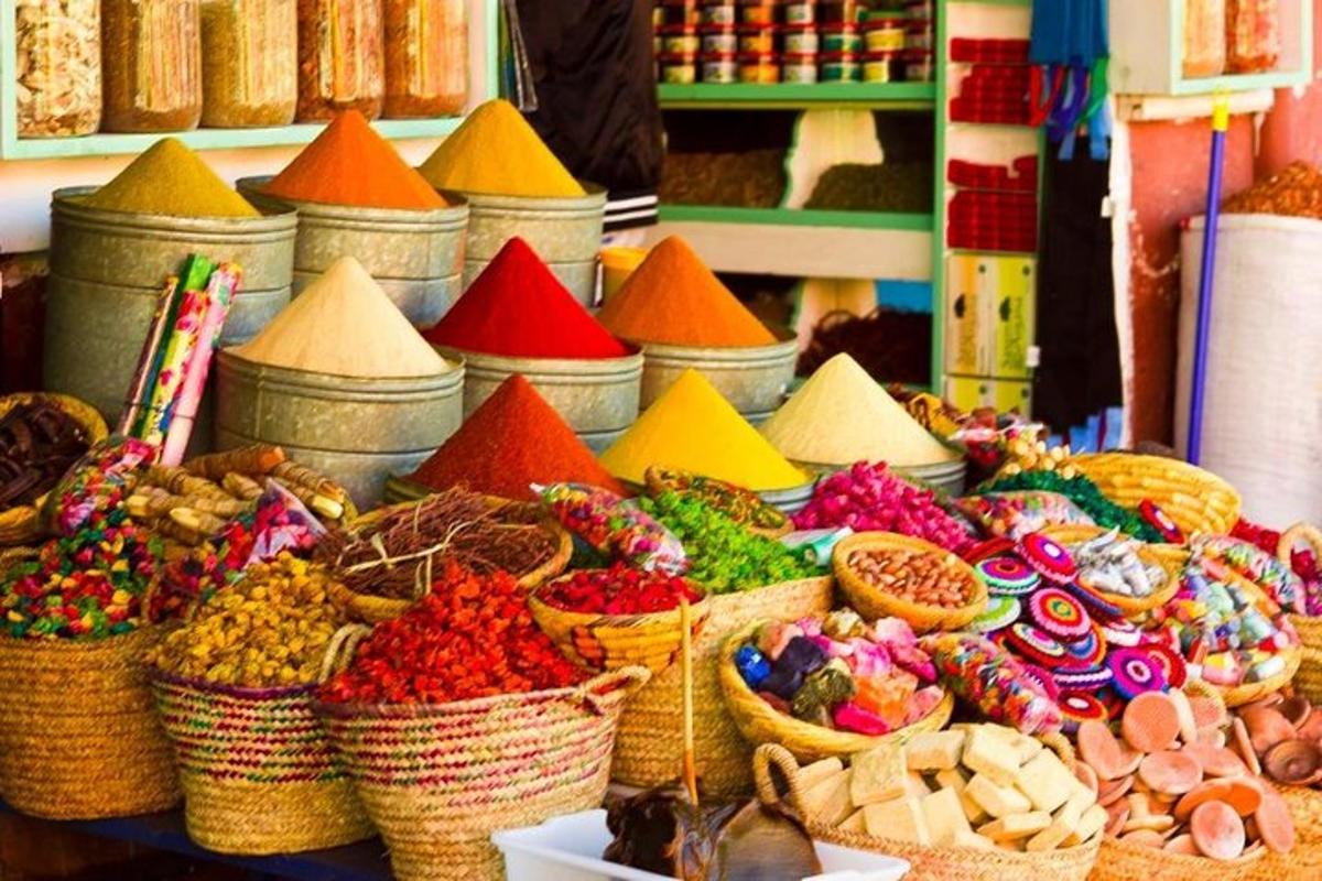 um mercado com cestas cheias de frutas e vegetais diferentes