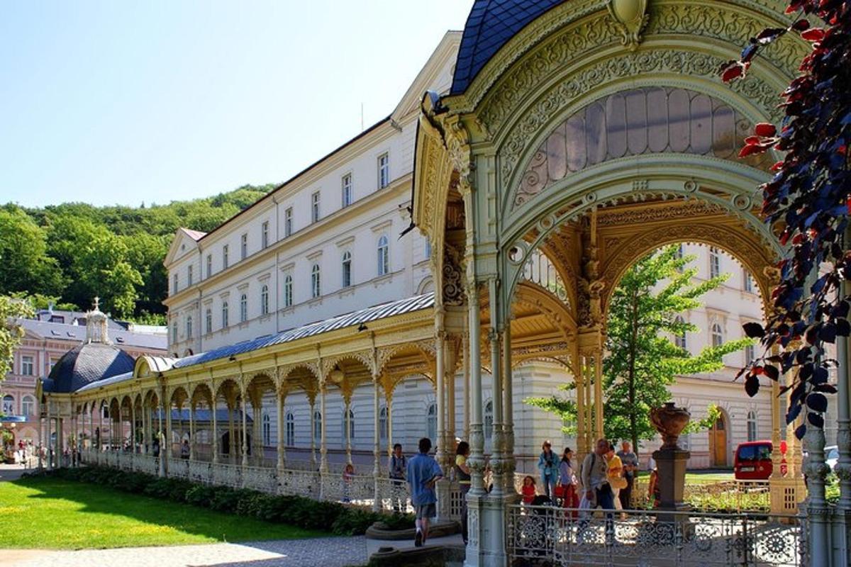 skupina lidí stojících před budovou