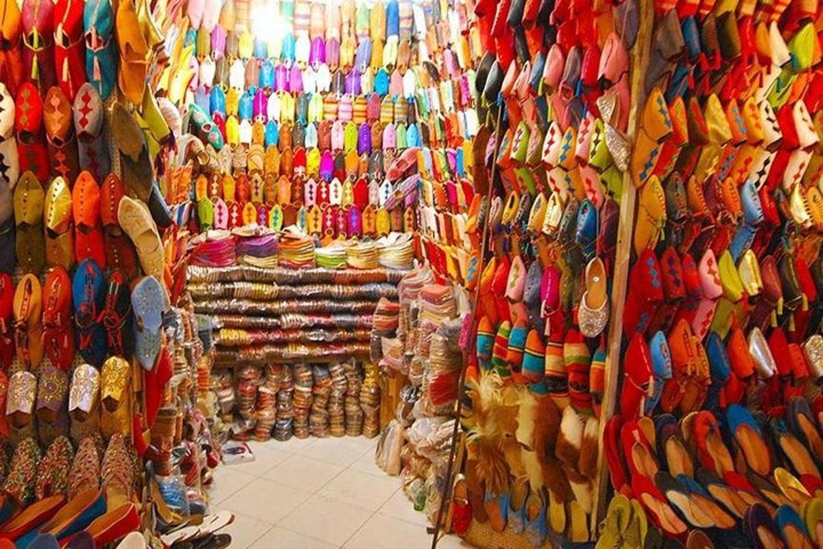 uma loja cheia de vários tipos diferentes de sapatos