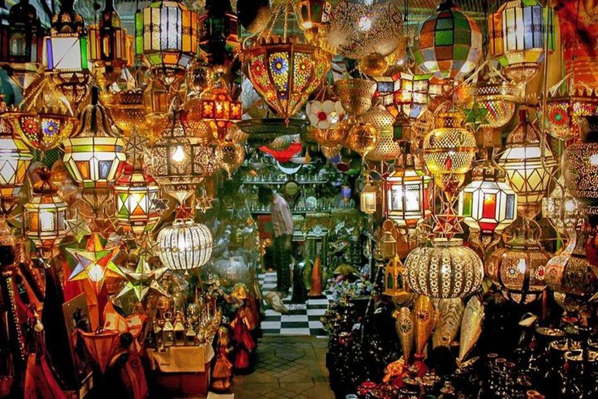 uma sala cheia de vários tipos diferentes de luzes