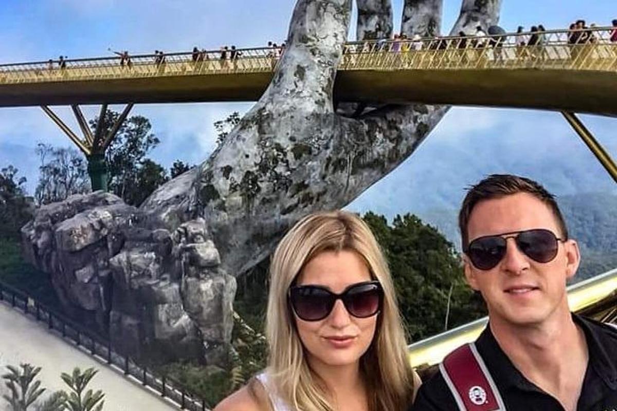 muž a žena stojící před obrazem stromu