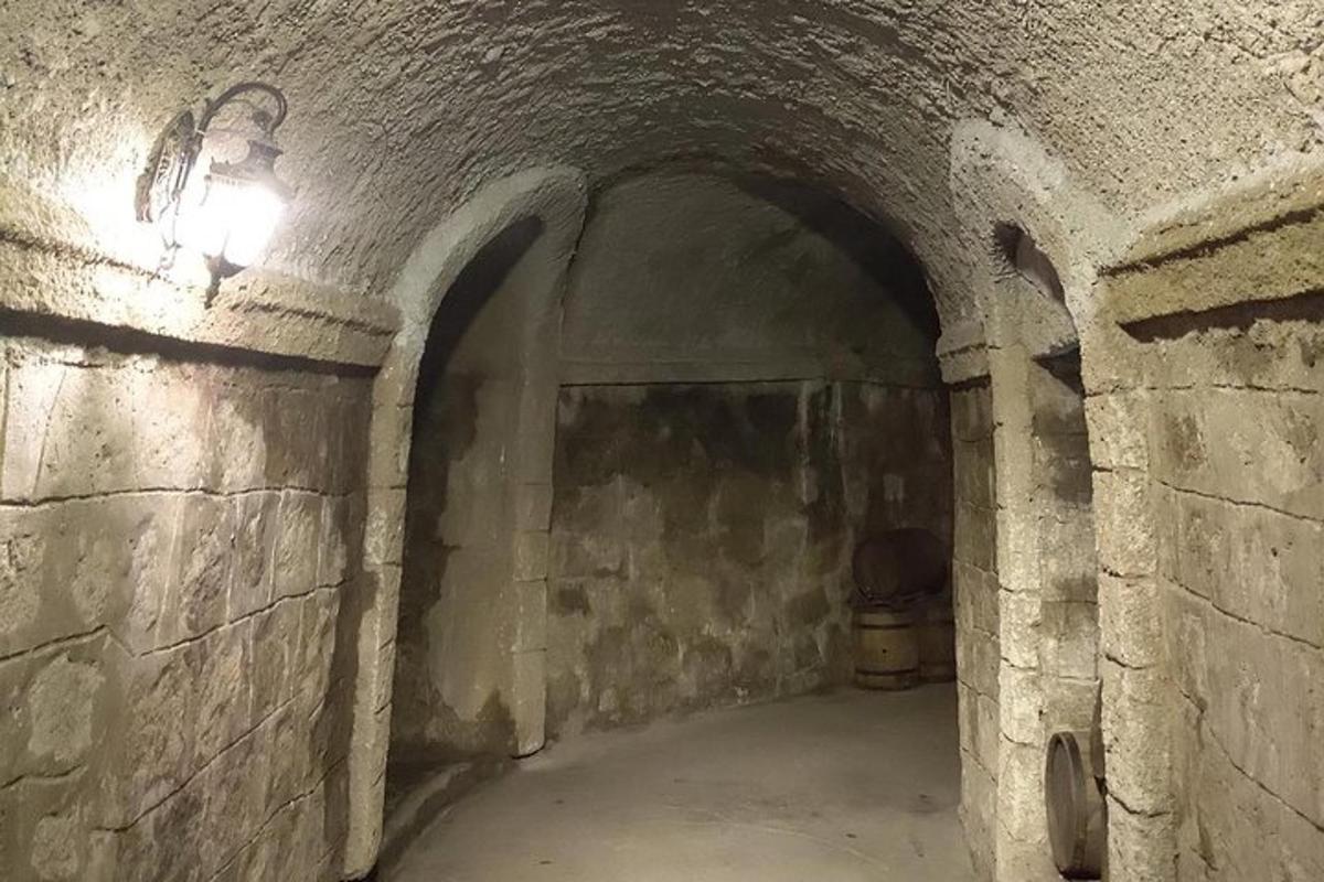 kamenný tunel se světlem na zdi