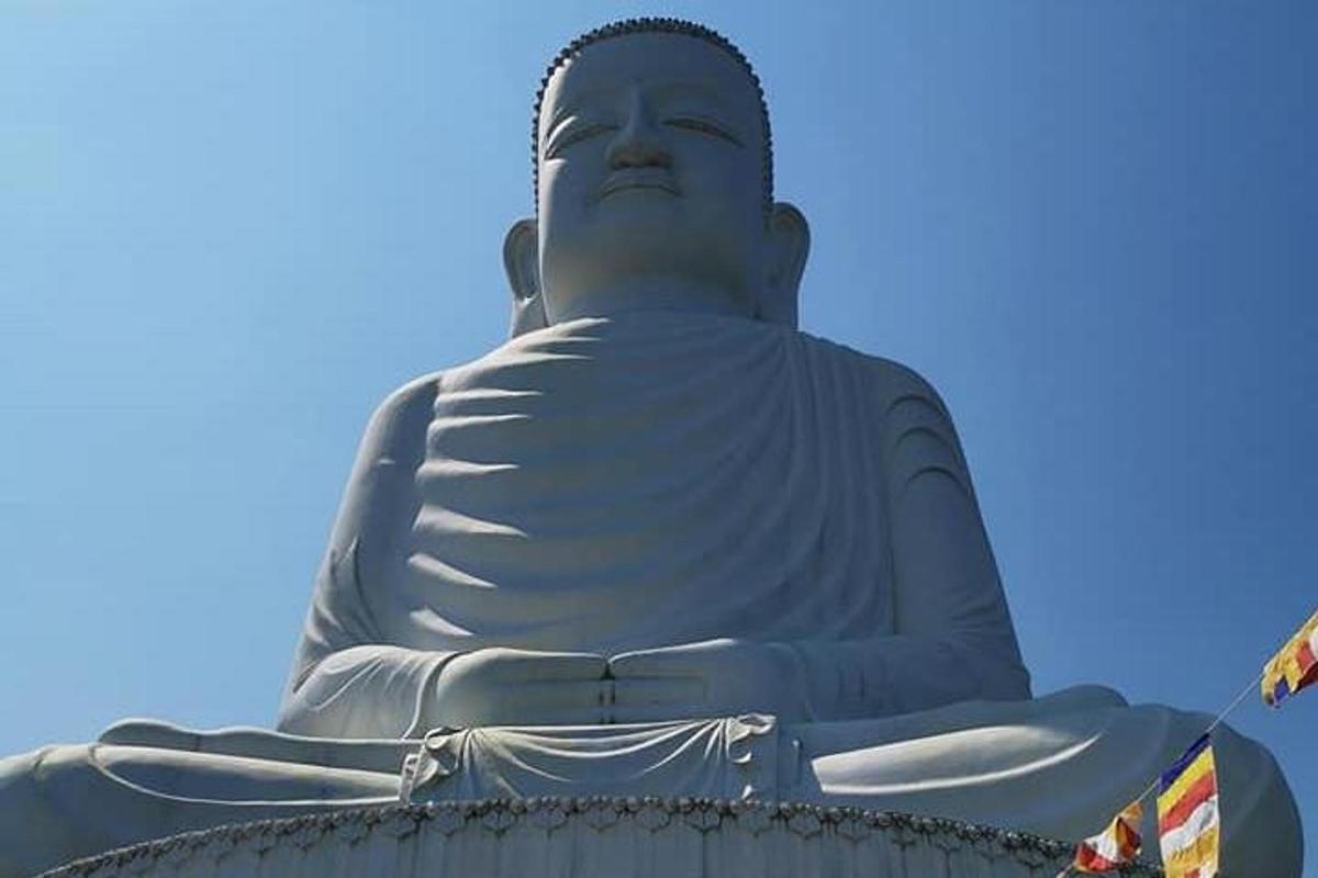một bức tượng lớn có một lá cờ ở phía trước