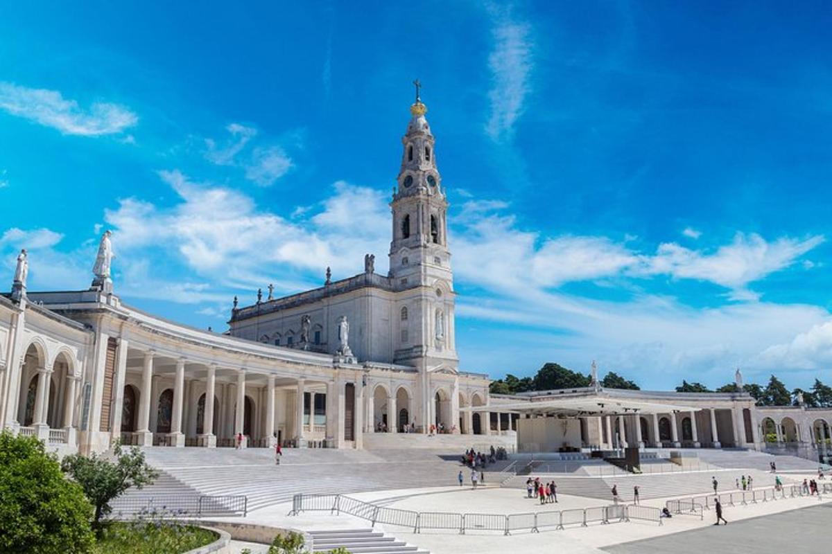 un grand bâtiment avec une tour au sommet
