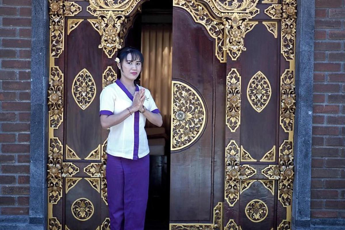 seorang pemuda berdiri di hadapan pintu